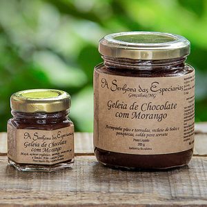 Geleia de chocolate com morango, fabricada por A Senhora das Especiarias, localizada em Gonçalves e comercializada na loja virtual de e-Especiarias.