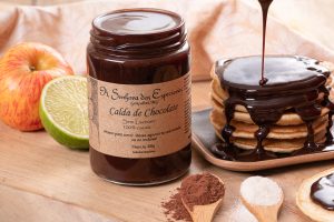 Calda de chocolate, fabricada por A Senhora das Especiarias, localizada em Gonçalves e comercializada na loja virtual de e-Especiarias.