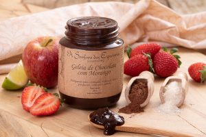 Geleia de chocolate com morango, fabricada por A Senhora das Especiarias, localizada em Gonçalves e comercializada na loja virtual de e-Especiarias.