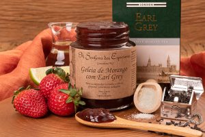 Geleia de morango com chá Earl Grey, fabricada por A Senhora das Especiarias, localizada em Gonçalves e comercializada na loja virtual de e-Especiarias.