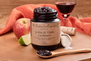 Geleia de vinho carménère, fabricada por A Senhora das Especiarias, localizada em Gonçalves e comercializada na loja virtual de e-Especiarias.
