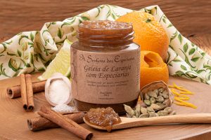 Geleia de laranja com especiarias, fabricada por A Senhora das Especiarias, localizada em Gonçalves e comercializada na loja virtual de e-Especiarias.