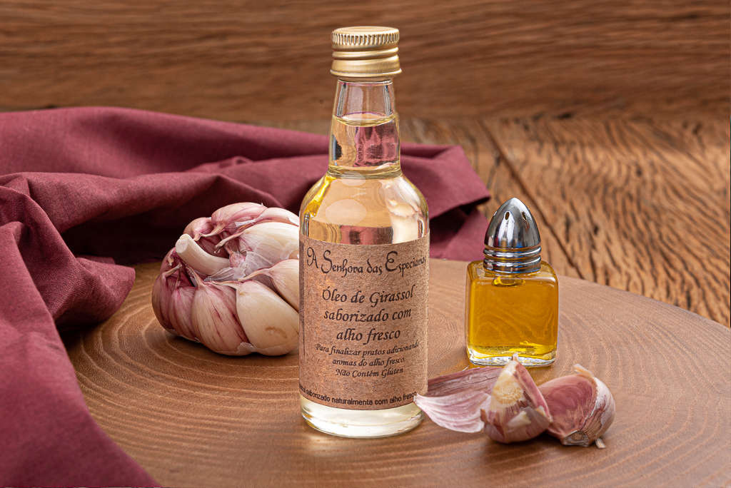 Óleo de girassol ao perfume de alho fresco, fabricado por A Senhora das Especiarias, localizada em Gonçalves e comercializado na loja virtual de e-Especiarias.