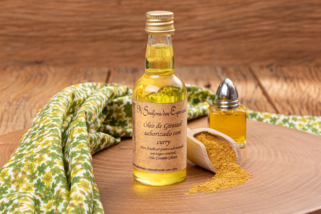Óleo de girassol ao perfume de curry, fabricado por A Senhora das Especiarias, localizada em Gonçalves e comercializado na loja virtual de e-Especiarias.