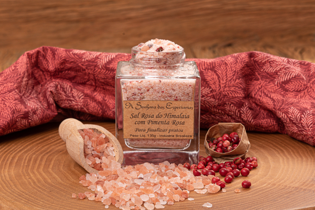 Sal rosa do Himalaia com pimenta rosa, fabricado por A Senhora das Especiarias, localizada em Gonçalves e comercializado na loja virtual de e-Especiarias.