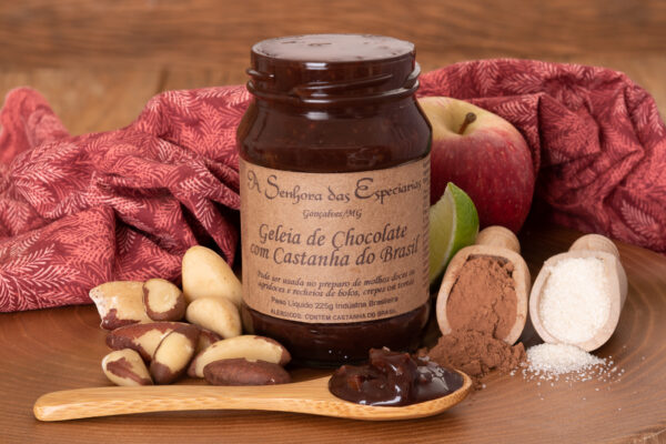 Geleia de chocolate com castanha do Brasil, fabricada por A Senhora das Especiarias, localizada em Gonçalves e comercializada na loja virtual de e-Especiarias.