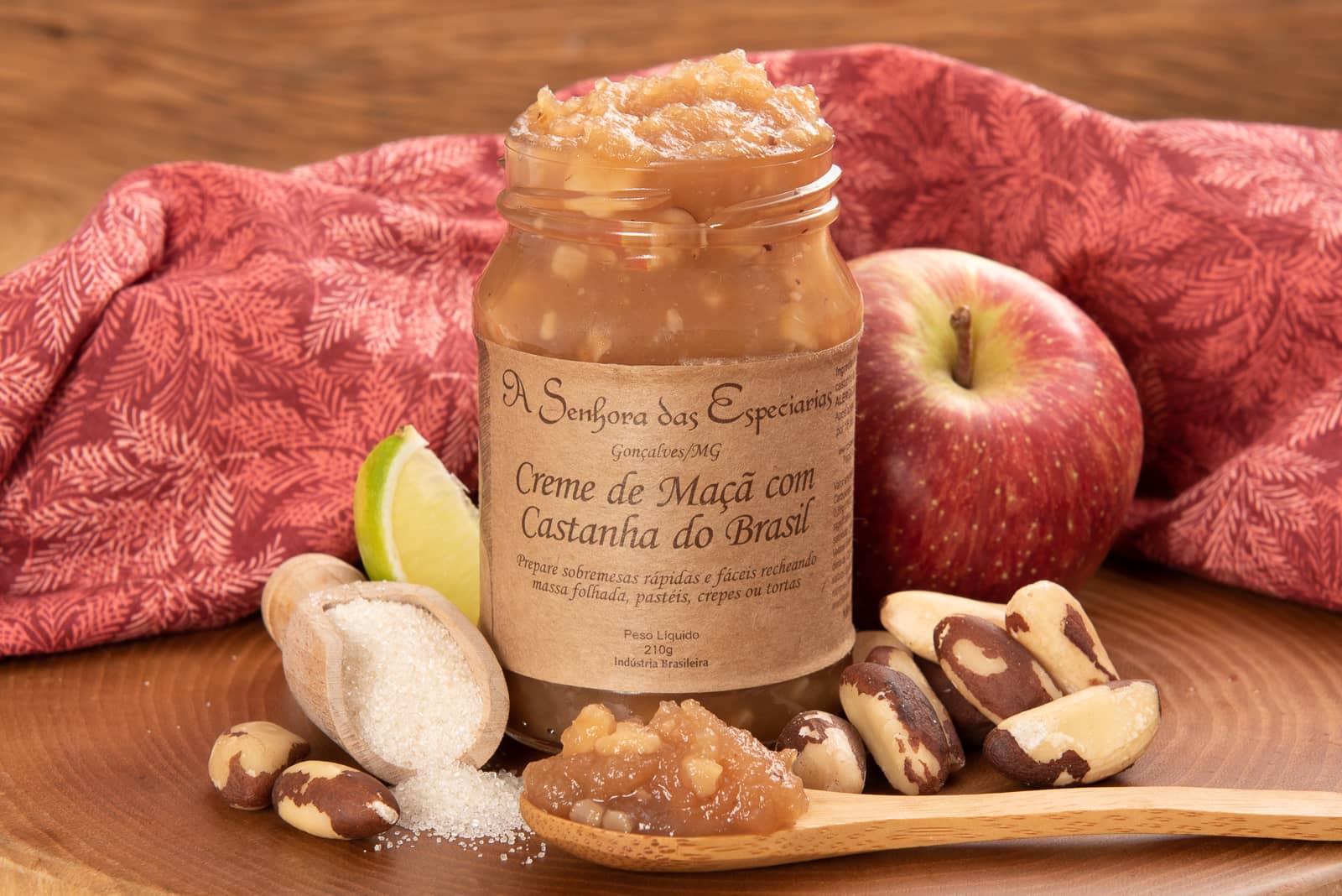 Creme de maçã com castanha do Brasil, fabricado por A Senhora das Especiarias, localizada em Gonçalves e comercializado na loja virtual de e-Especiarias.