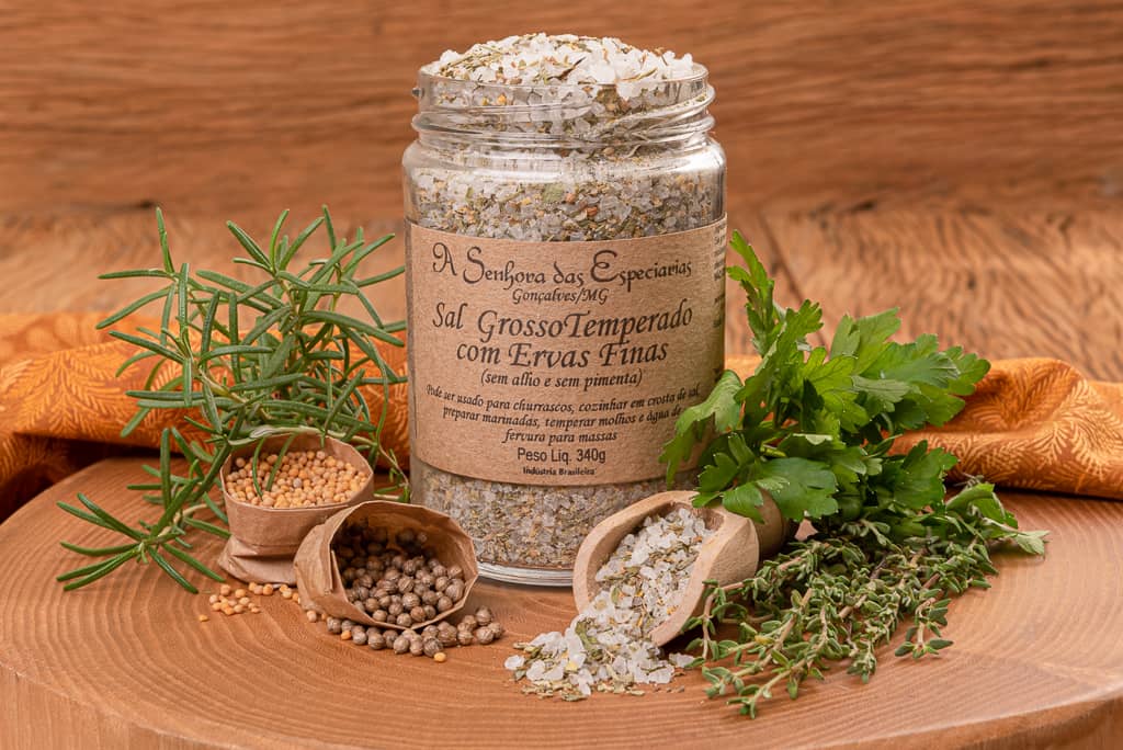 Sal temperado com ervas finas, fabricado por A Senhora das Especiarias, localizada em Gonçalves e comercializado na loja virtual de e-Especiarias.